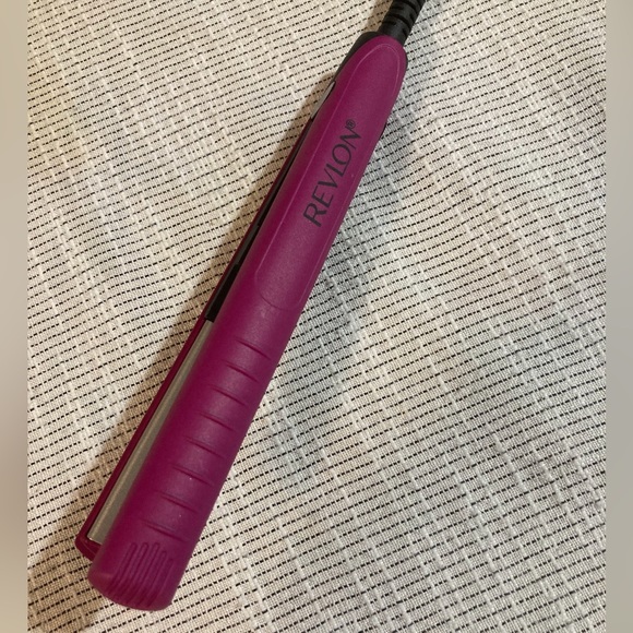 Revlon Mini Hair Straightener. - Picture 2 of 5
